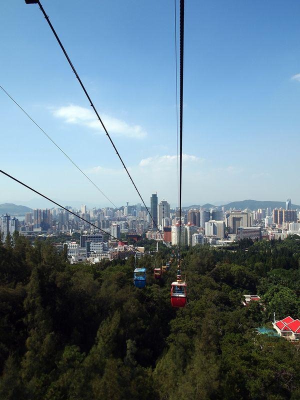 厦门钟鼓索道俯瞰厦门城市楼群与山林，晴空下的高空视野