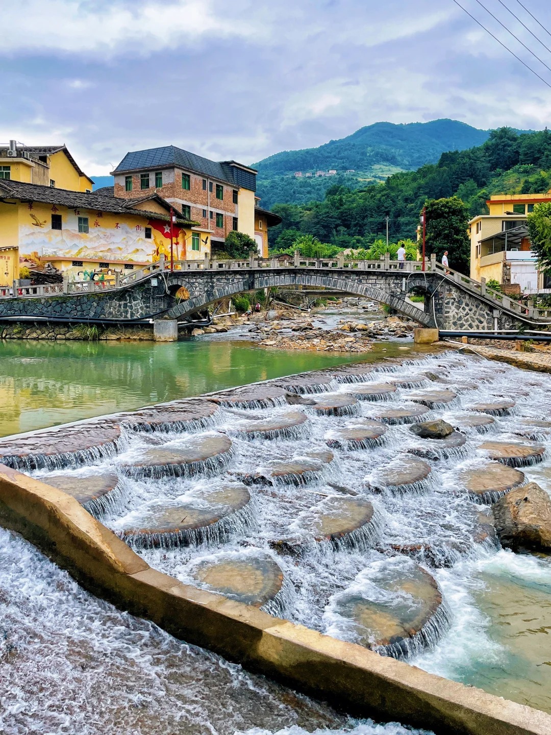 龙岩包车游旅行社怎么选？土楼与冠豸山线路安排指南