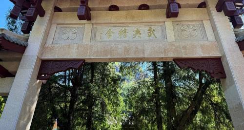武夷山+九曲溪竹筏漂流+天游峰2日1晚拼小团·『8人团』三姑度假区内全新装修5钻国贸/凯乐福酒店+「印象贵宾A席+3份武夷特色餐」