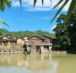 土楼与溪水