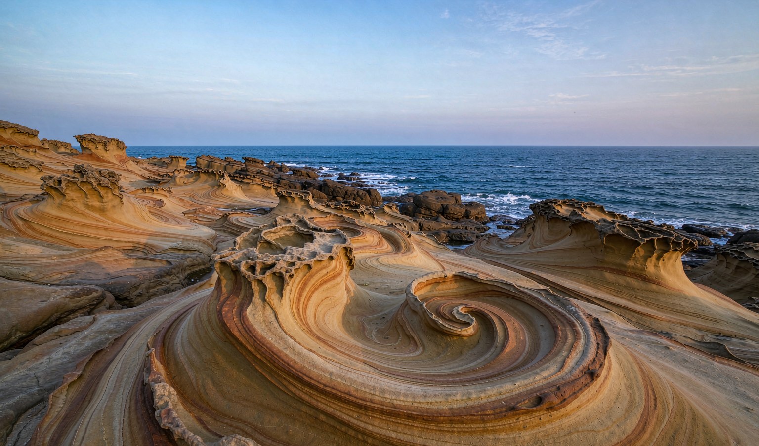 漳州漳浦六鳌抽象画廊海蚀砂岩的旋涡状纹路