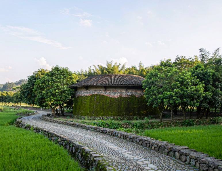 秋天去漳州逛古城、看土楼要找旅行社吗？跨县交通与夜间演艺一次说清