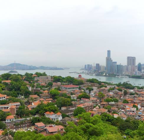 鸟瞰鼓浪屿与厦门天际线