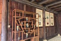 红色旧址内景·木格窗与展板