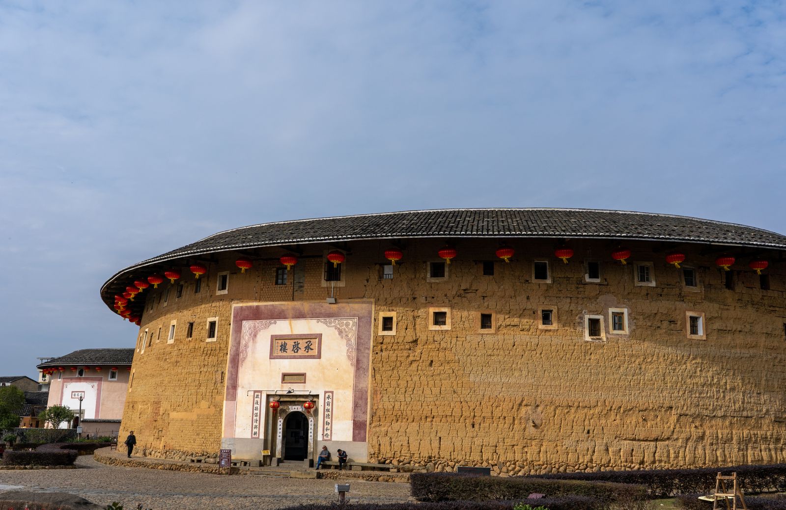 福建土楼的圆形夯土楼与门前石坪