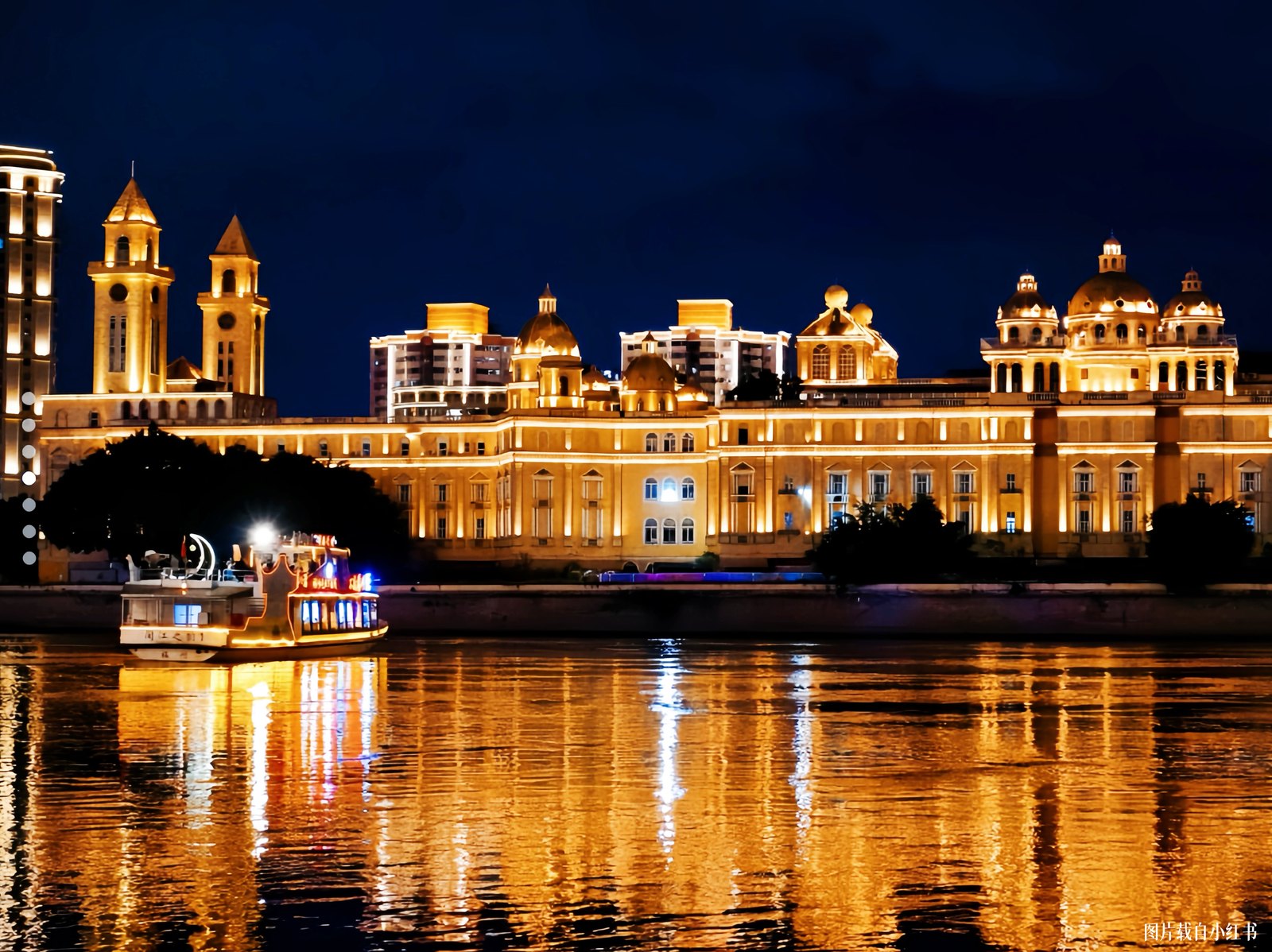 福州闽江两岸夜景，游船驶过灯光映照的江面