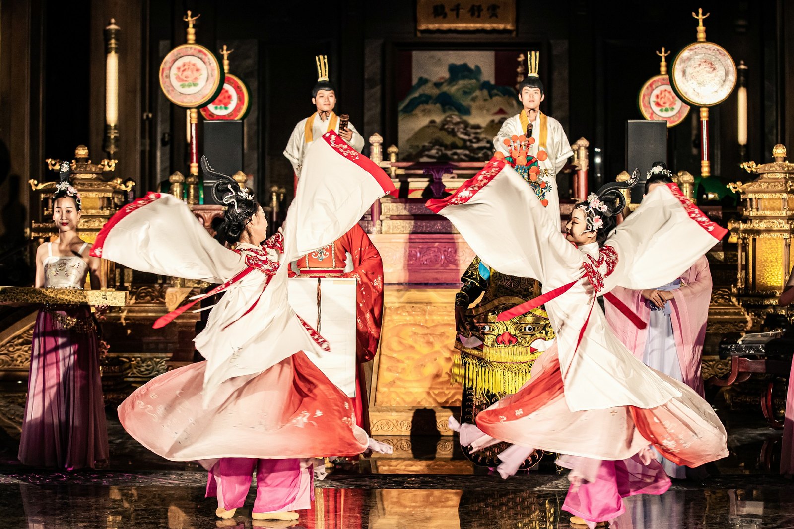 福州闽侯闽越水镇的夜间实景演艺舞台