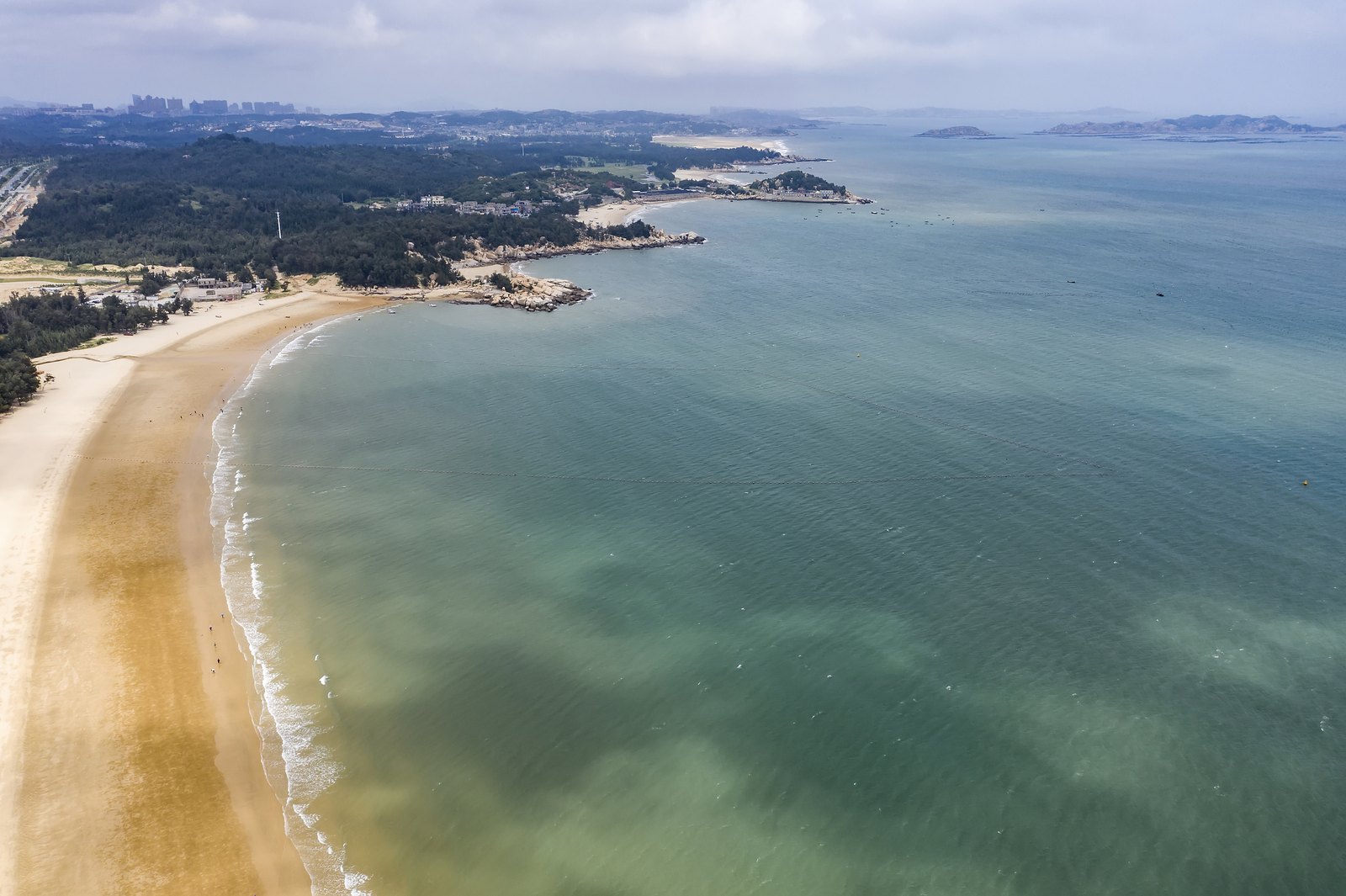 平潭坛南湾沙滩与海岸线航拍，海水由浅绿转深蓝