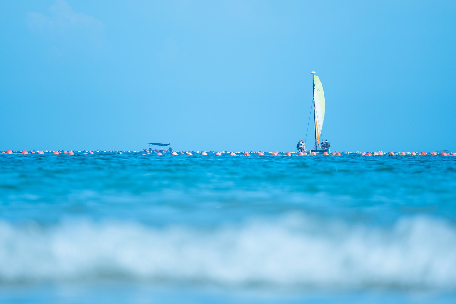 平潭近海海面上的帆船比赛与浮标水道