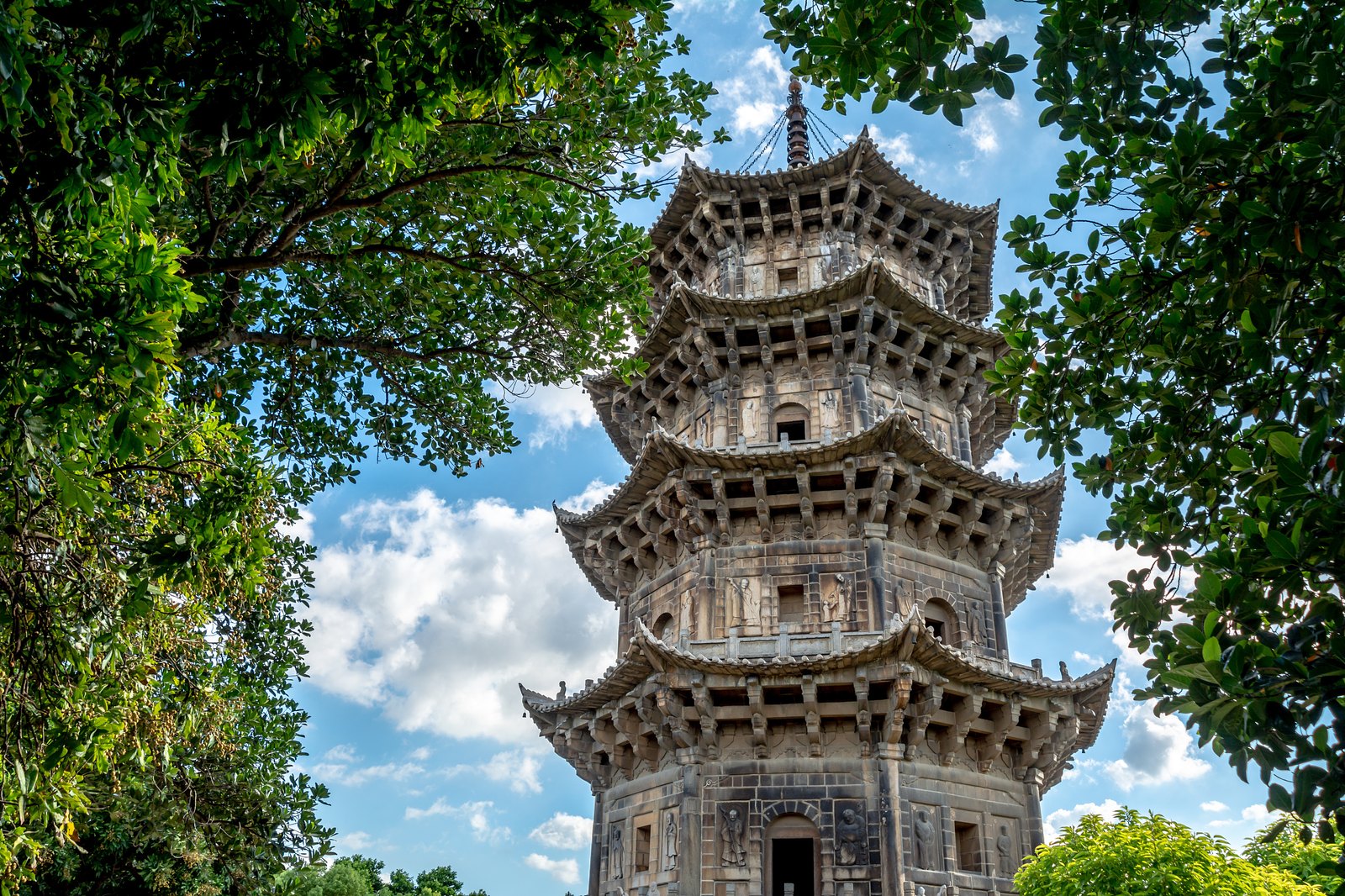 泉州开元寺石塔在绿树与蓝天之间的仰视景象