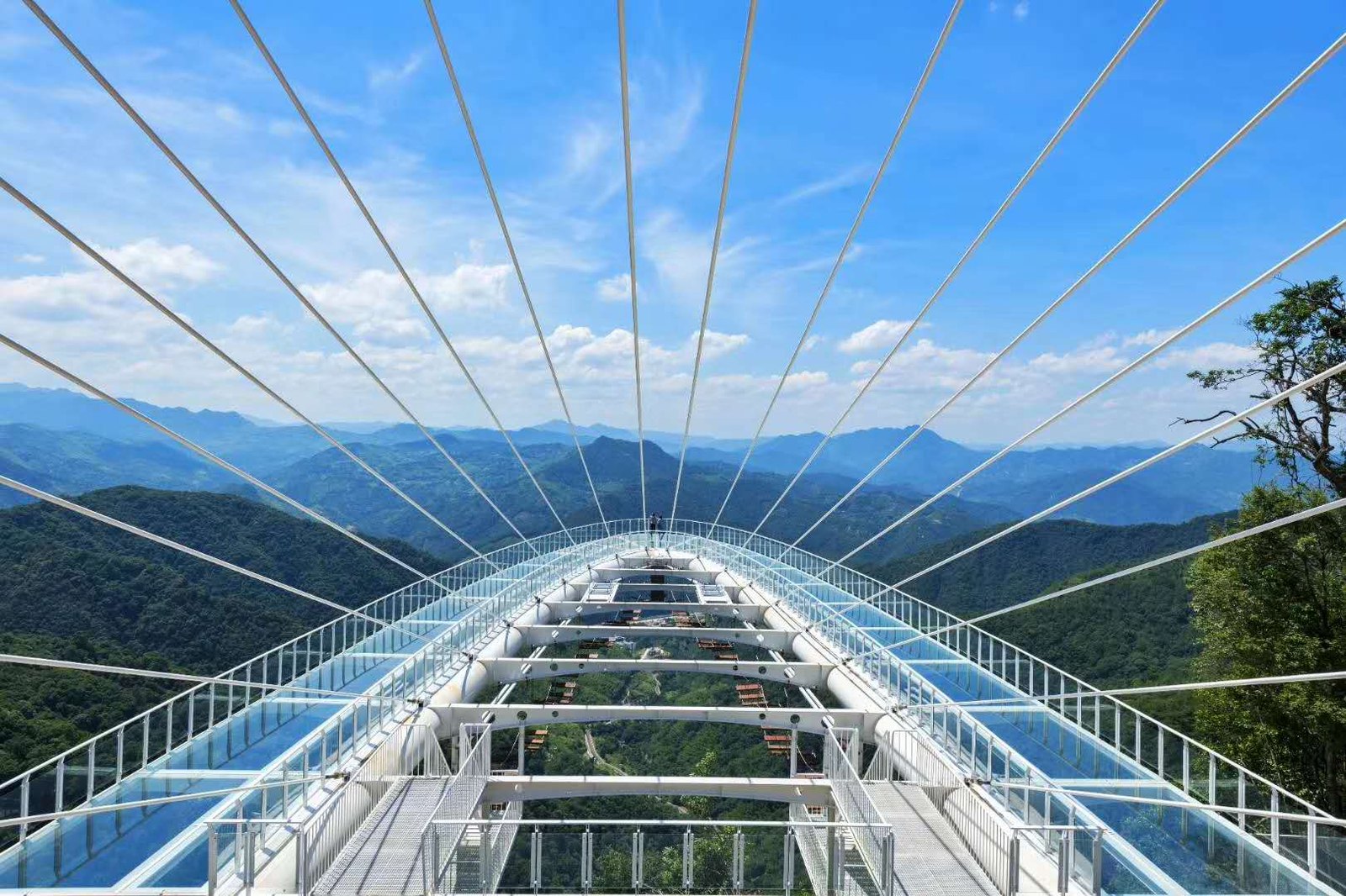 德化石牛山山顶玻璃观景台与远处的山脊线