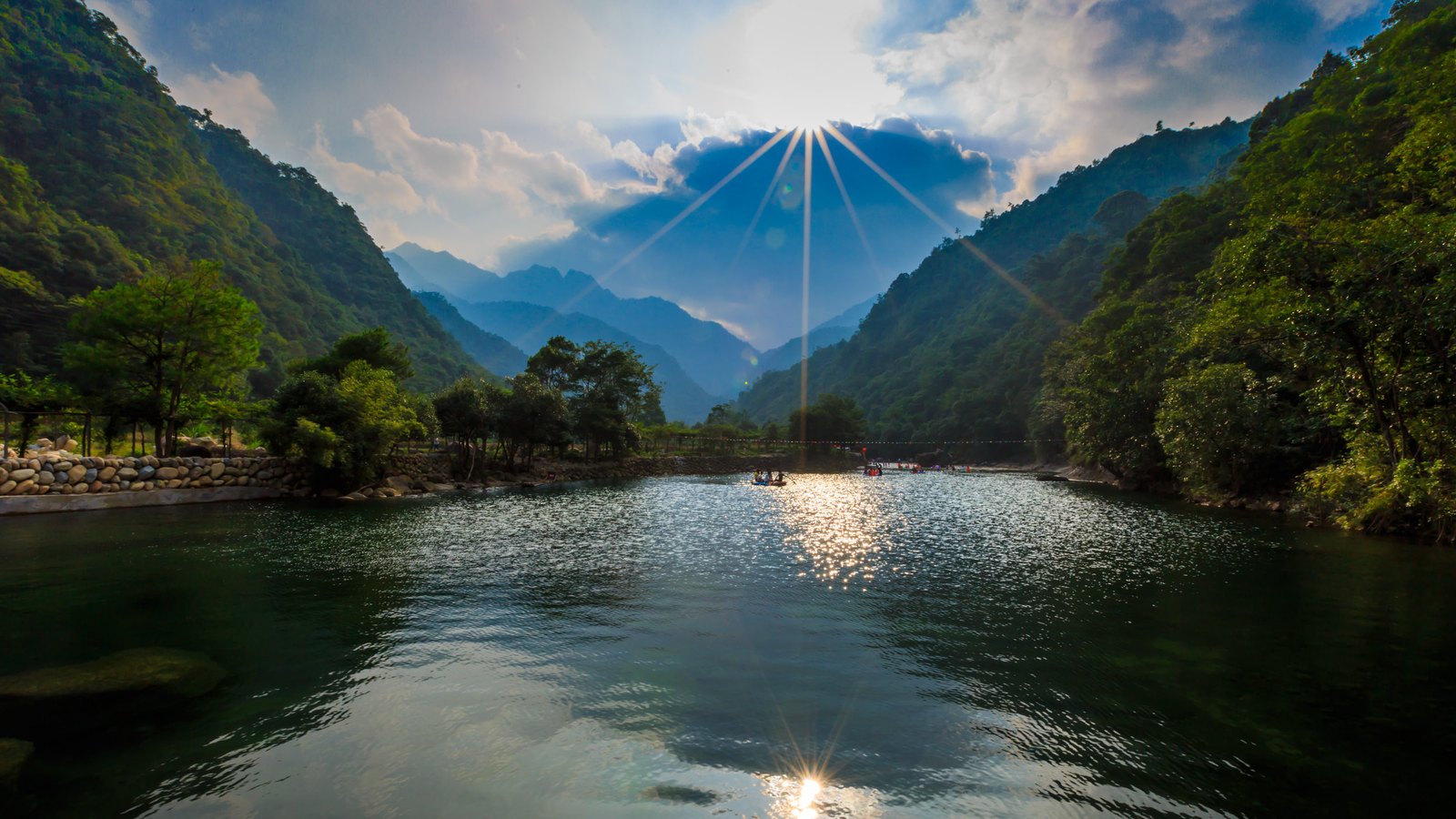 溪面逆光,远处几条竹筏贴着水面顺流而下,两岸是青色山壁