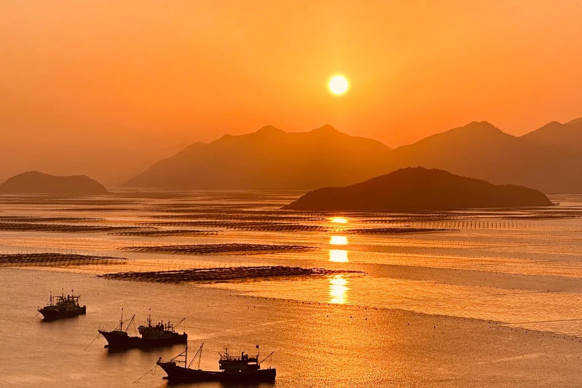 霞浦秋日滩涂日落与归港渔船